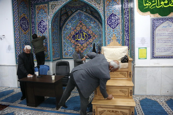 آیین غبار روبی مسجد امام رضا (ع) شهر صدرا در آستانه ماه مبارک رمضان